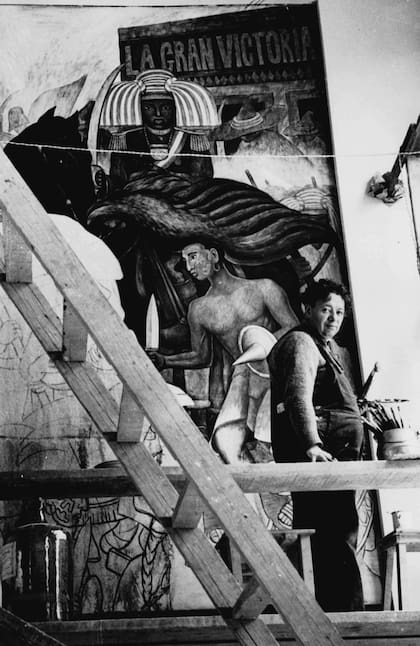 Diego Rivera en pleno trabajo