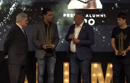 Diego Russo, hijo de Nicolás Russo, recibió el premio de manos de Chiqui Tapia