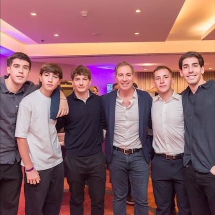 Diego Santilli con sus hijos; a la izquierda de él, Teo, a su lado, Tonio; a la derecha del político, Nicanor