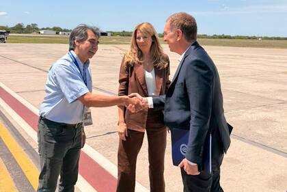 Diego Santilli es recibido por la ministra de Justicia, Matilde O'Mill, al llegar a Santiago del Estero para reunirse con el gobernador Gerardo Zamora