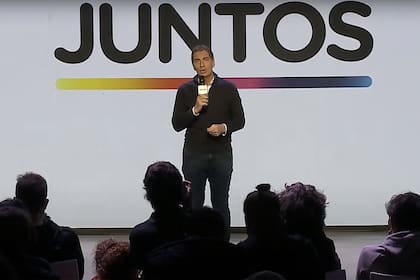 Diego Santilli habla desde el búnker de La Plata