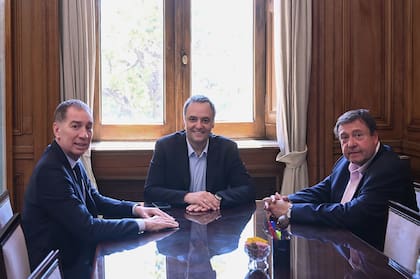 Diego Santilli, Manuel Adorni y el rionegrino Alberto Weretilneck en la Casa Rosada