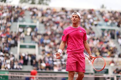 Diego Schwartzman, en problemas ante Novak Djokovic, en los 8vos de final del Abierto de Francia.