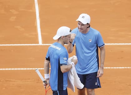 Diego Schwartzman, en una de sus últimas series de Copa Davis, junto al capitán Guillermo Coria