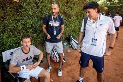 Diego Schwartzman junto a Guillermo Coria, capitán argentino de la Copa Davis, en el entrenamiento previo a su partido contra Jaume Munar.