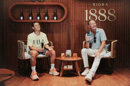 Diego Schwartzman junto a Martín Jaite, ex tenista y director del Argentina Open en el bar de 1888