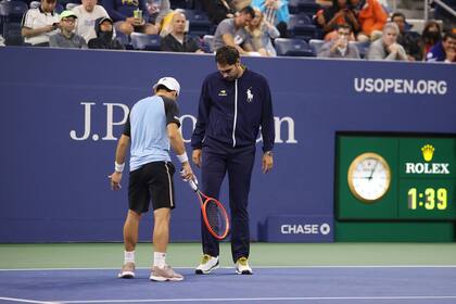 Diego Schwartzman le pide al umpire que revise la humedad de la cancha; sucedió durante el tie-break del primer set