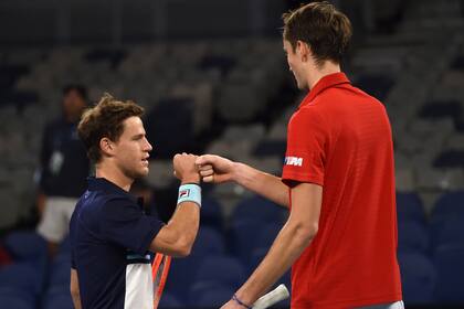 Diego Schwartzman saluda a su rival, el ruso Daniil Medvedev