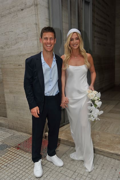 Diego Schwartzman y Eugenia De Martino en su llegada al Registro Civil de la calle Uruguay