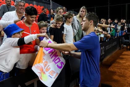 Diego Schwartzman y la gente; aquí, con los pequeños fanáticos en el Challenger de Rosario