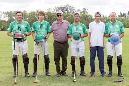 Diego, Segundo e Justo Sanchez Granel, todos produtores agrícolas, junto com Russo e Nachi Hegu