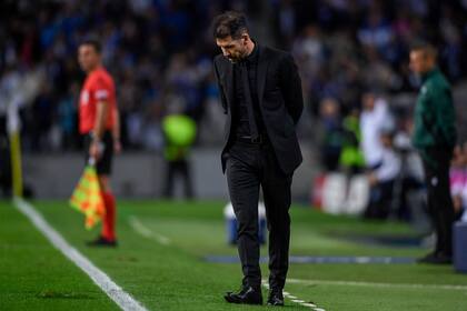 Diego Simeone atraviesa por su etapa más adversa con Atlético de Madrid eliminado de todas las competencias europeas tras finalizar último en el Grupo B de la Champions League