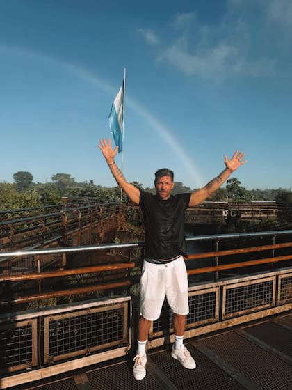 Diego Simeone completamente mojado tras su estadía en las Cataratas