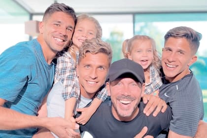 Diego Simeone con sus cinco hijos: Giovanni, Gianluca y Giuliano, fruto de su matrimonio con Carolina Baldini, y Francesca y Valentina, las hijas que tuvo con Carla.
