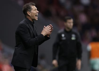 Diego Simeone, de negro y a grito puro