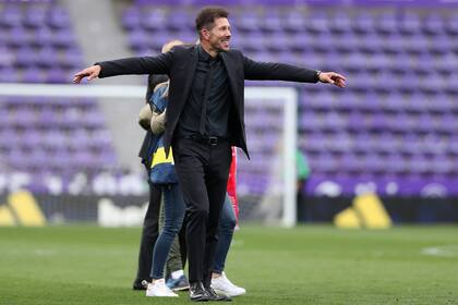 No más tensiones; Simeone celebra en la cancha el título tras el triunfo sobre Valladolid