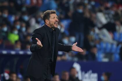 Diego Simeone fiel a su estilo, pura intensidad para vivir los partidos. (Photo by JOSE JORDAN / AFP)