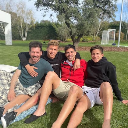 Diego Simeone junto a sus tres hijos mayores, Gianluca, Giovanni y Giuliano (Foto: Instagram @simeone)