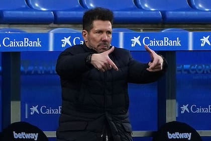Diego Simeone mantiene la comodidad en la punta de la Liga de España con Atlético de Madrid, aunque ayer tuvo algo de suerte para ganar en el minuto final