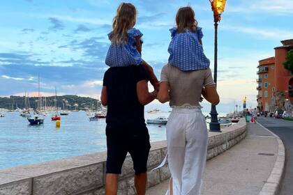 Diego Simeone pasea con su pareja y sus hijas por Villefranche-sur-Mer