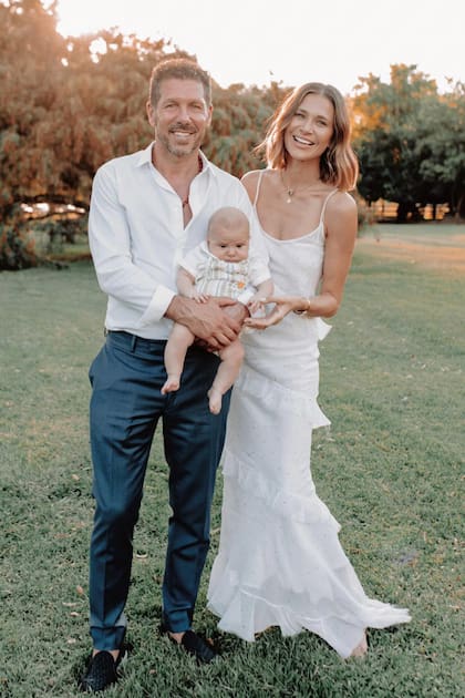Diego Simeone y Carla Pereyra junto al gran protagonista del día