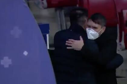 Diego Simeone y Eduardo Coudet se saludan antes del partido 