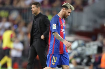 Diego Simeone y Lionel Messi en uno de los cruces del Atlético ante Barcelona, hace un par de temporadas; el Cholo habló de lo que significa enfrentar a un Barsa sin el astro argentino