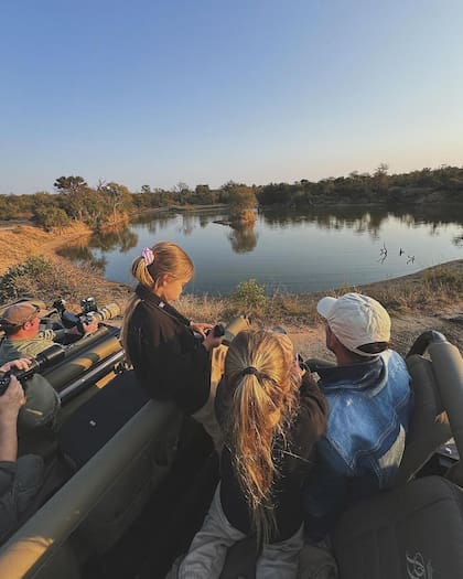 Diego Simeone y sus dos hijas en el medio del Parque Nacional en Sudáfrica