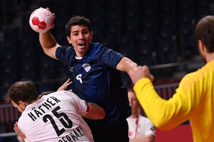 Diego Simonet remata al arco durante el partido de handball que disputan Argentina y Alemania en Tokio 2020