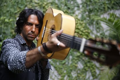 Diego toca el piano y la guitarra