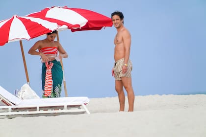 Diego usó shorts de playa de Fendi mientras disfrutaba del sol con su novia Renata, quien vestía un bikini naranja.