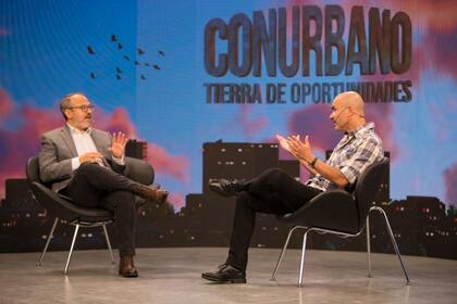 Diego Valenzuela entrevista en su programa al escritor Eduardo Sacheri.