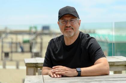 Diego Valenzuela, intendente de Tres de Febrero, analiza desde la playa la relación entre Pro y La Libertad Avanza.