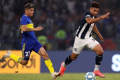 Diego Valoyes, delantero de Talleres, ante Campuzano, de Boca