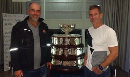 Diego Varela junto al extenista argentino Daniel Orsanic, quien fue capitán del equipo argentino que ganó la Copa Davis por primera vez en la historia en 2016