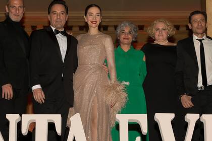 Diego Velázquez junto a Natalia Oreiro, en la presentación de la serie Santa Evita