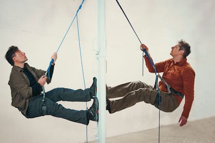 Diego Velázquez y Patricio Aramburu, escalando el dispositivo escenográfico creado por Mariana Tirantte