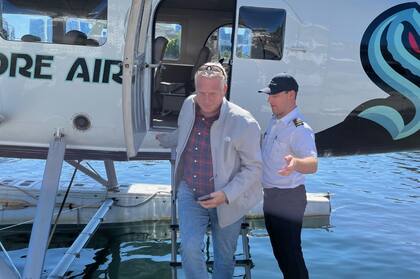 Diego viajando a visitar la obras en construcción en las islas de la región.
