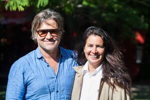 Diego y Angie Solanet, anfitriones de la estancia Don Joaquín. Hace veinte años dejaron su vida en Buenos Aires para criar a sus hijos en el campo y se volcaron al turismo sin proponérselo.