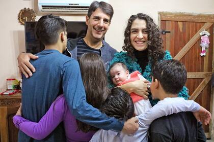 Diego y Antonela, con sus cuatro hijos adoptados y una hija biológica