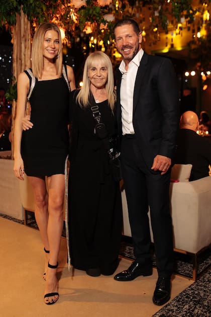 Diego y Carla con Claudia Villafañe, organizadora del festejo. "Se quedó supervisando todo hasta que terminó la fiesta", contó Pereyra sobre la empresaria.