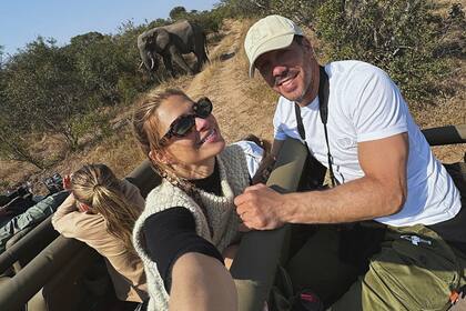 Diego y Carla posan a metros de un elefante. También avistaron jirafas, cebras, hienas y leopardos.