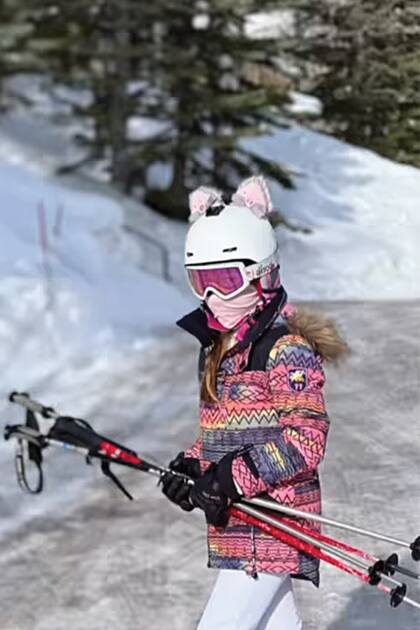 Diego y Débora son fanáticos del esquí y su hija heredó la pasión por el deporte. Muy canchera con su casco con orejitas por las pistas de Aspen.