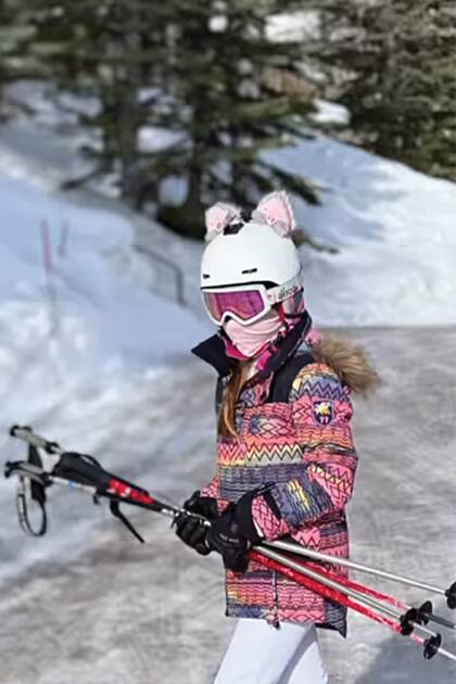 Diego y Débora son fanáticos del esquí y su hija heredó la pasión por el deporte. Muy canchera con su casco con orejitas por las pistas de Aspen.  