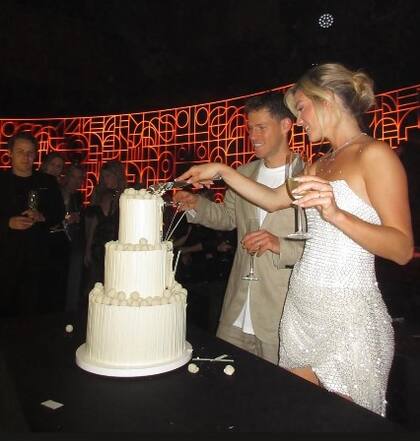 Diego y Eugenia, con nuevos looks, en el momento de la torta