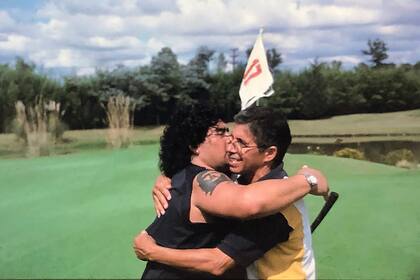 Una foto que es un tesoro familiar: Diego y mi papá, Luis Villegas, en el hoyo 17 del Pilar Golf Club