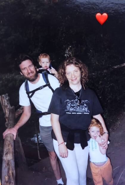 Diego y Patricia con sus dos hijas