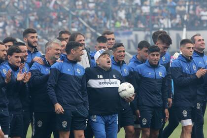 Diego y su presentación en el Bosque, con el plantel de Gimnasia: un día inolvidable