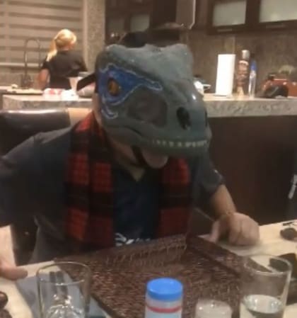 Diegociraptor, así lo bautizaron al 10 en las redes, tras verlo disfrazado con un regalo de su hijo