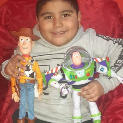 Dieguito, feliz con sus muñecos de la saga "Toy Story"